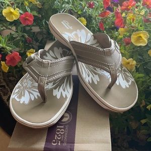 *NWT* Clarks Flip Flops